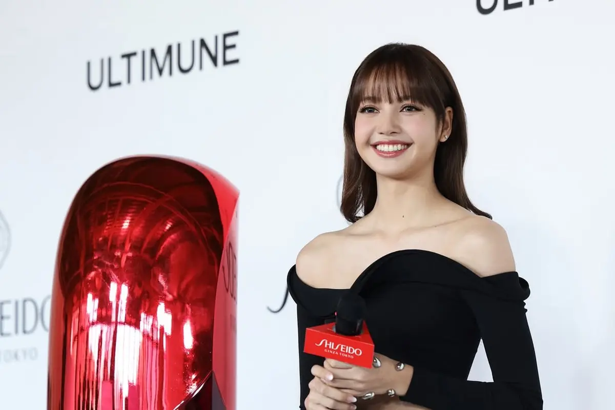 Lisa BLACKPINK Bikin Terpukau, Siluet Curvy-nya Terlihat Sempurna dalam Dress Hitam