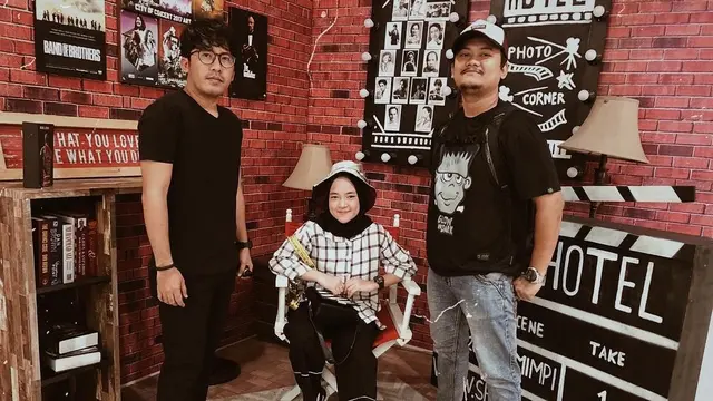 Inspirasi Busana Hijab Dengan Topi