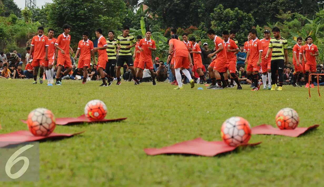Pemain Persija melakukan pemanasan jelang latihan di National Youth Training Centre, Sawangan, Depok, Selasa (24/1). Latihan ini bagian persiapan mengarungi kompetisi musim 2017. (Liputan6.com/Helmi Fithriansyah)  