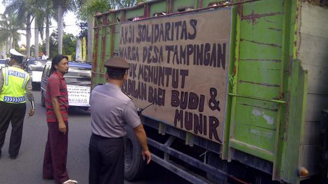 Ratusan warga bawa keranda mayat dan kambing ke PN Mungkid