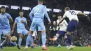Pada menit ke-73 Harry Kane berhasil menaklukkan Ederson Moraes. Bola sepakannya merobek gawang Manchester City, namun akhirnya dianulir lewat tinjauan VAR. (AP/Jon Super)