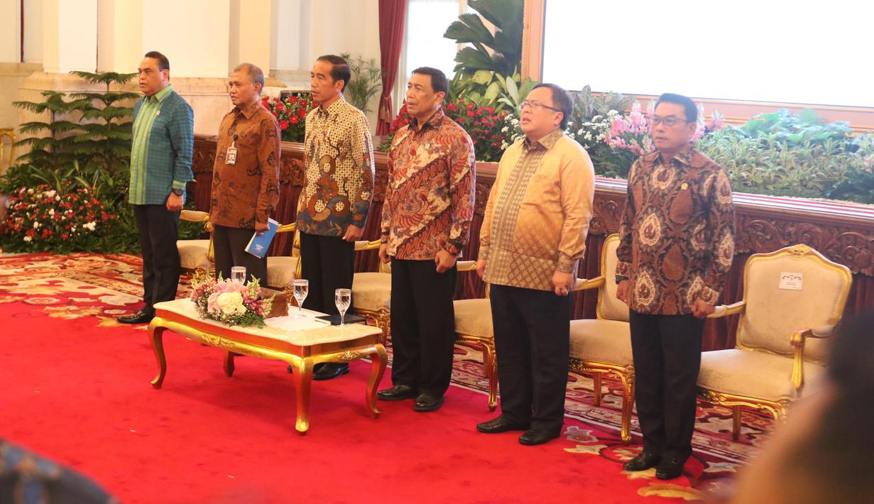 Presiden Joko Widodo bersama jajaran menteri dan Ketua KPK, Agus Rahardjo menyanyikan lagu Indonesia Raya pada acara penyerahan dokumen Strategi Nasional (Stranas) Pencegahan Korupsi di Istana Negara, Jakarta, Rabu (13/3). (Liputan6.com/Angga Yuniar)