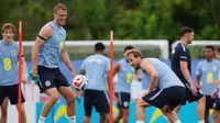 Kapten Timnas Inggris, Harry Kane (kanan), menyundul bola melewati Dan Burn (kedua dari kiri) saat sesi latihan Timnas Inggris di Palm Beach Gardens, Florida, Selasa, 9 Juni 2026, menjelang turnamen Piala Dunia 2026. (AP Photo/Rebecca Blackwell)