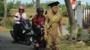 Mahasiswa UniversItas Gorontalo, Indra Nodu melakukan aksi jalan kaki dari kampus ke rumahnya di Desa Posso, Gorontalo Utara, 4 Agustus 2018. Aksi itu untuk memenuhi nazarnya karena telah berhasil menyelesaikan studi S1. (Liputan6.com/Arfandi Ibrahim)