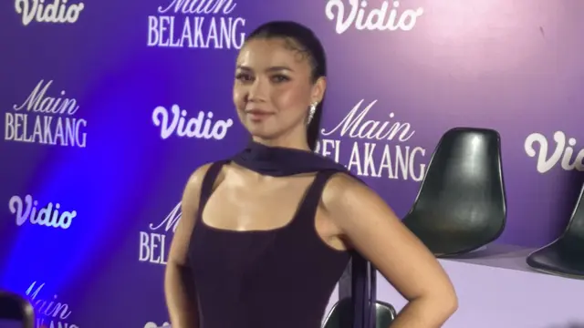 Angela Gilsha dalam konferensi pers Vidio Original Series Main Belakang yang dihelat di Jakarta, Selasa (20/10/2026). (Liputan6.com/Nola Vemiliana)