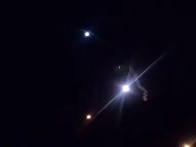 Gambar foto dari rekaman video televisi Iran memperlihatkan roket yang diluncurkan dari Iran ke arah pangkalan militer AS di Ein-al Asad di Irak, (8/1/2020).  Iran menembakkan "lebih dari selusin" rudal balistik ke arah markas militer Amerika di Irak. (HO / IRIB / AFP)