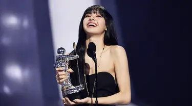 Lisa menerima penghargaan Best K-Pop pada ajang MTV VMA 2022 di Prudential Center, Newark, New Jersey, Amerika Serikat, 28 Agustus 2022. Lisa memenangkan penghargaan pada kategori Best K-Pop untuk album solonya yang bertajuk 'Lalisa'. (Theo Wargo/Getty Images for MTV/Paramount Global/AFP)