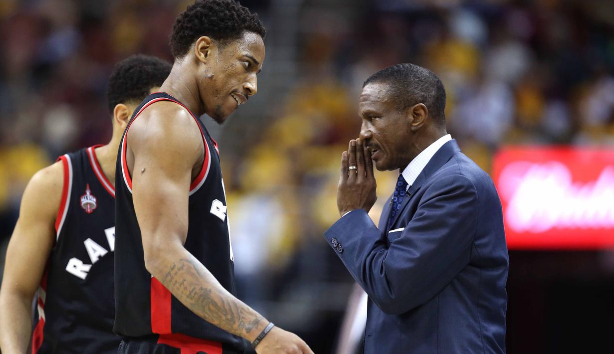 Pelatih Raptors, Dwane Casey, memberikan arahan kepada DeMar DeRozan pada Final Wilayah Timur, NBA Playoffs 2016 di Quicken Loans Arena, Cleveland,Rabu (18/5/2016) WIB. Cavs menang 115-84. (Andy Lyons/Getty Images/AFP)
