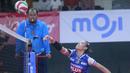 Pebola voli putri Petrokimia Gresik, Dhea Cahya Pitaloka berusaha menyeberangkan bola di depan net saat menghadapi Kharisma Premium Bandung pada laga final kategori putri Kejuaraan Bolavoli Nusantara Cup 2024 di GOR UNY Yogyakarta, Sabtu (23/3/2024). Petrokimia Gresik menang 3-1 (17-25, 25-18, 25-15 dan 26-24) dan menjadi juara (Dok. PBVSI)
