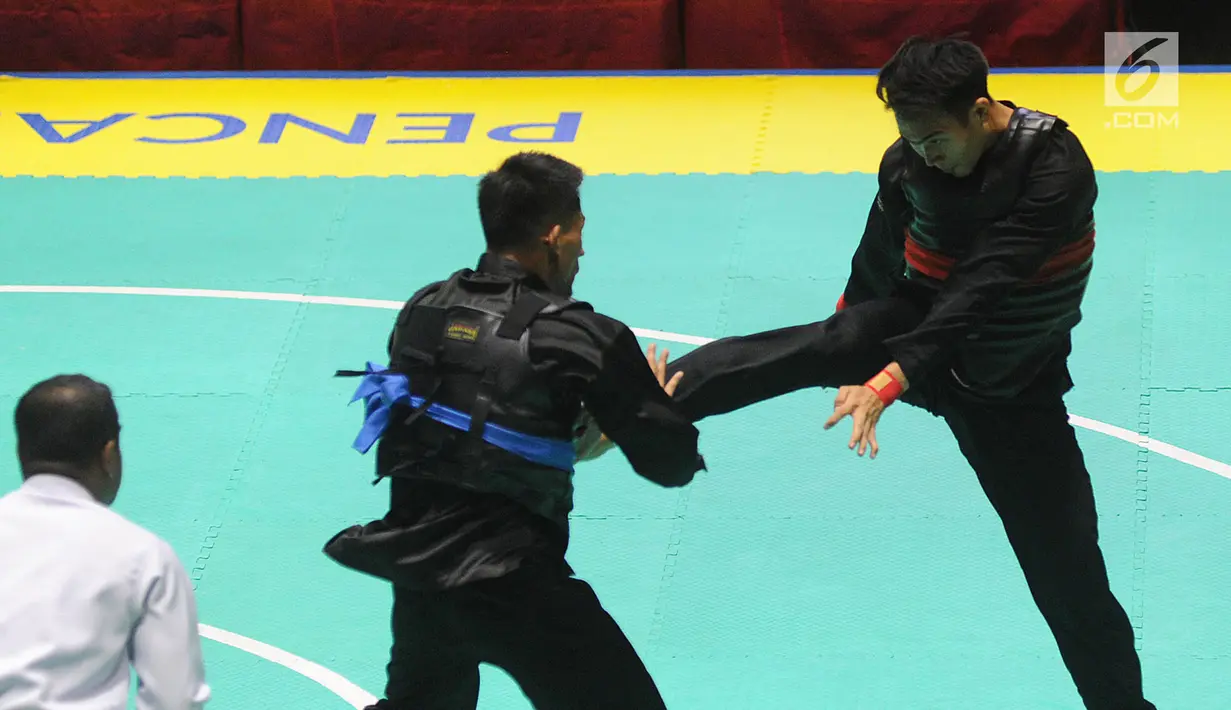 Pesilat Indonesia, Komang Harik Adi Putra (merah) melawan Mohd Al Jufferi Jamari (biru) asal Malaysia di final Kelas E Putra Asian Games 2018, Jakarta, Senin (27/8). Komang dinyatakan menang teknik atas Mohd Al Jufferi Jamari. (Merdeka.com/Arie Basuki)