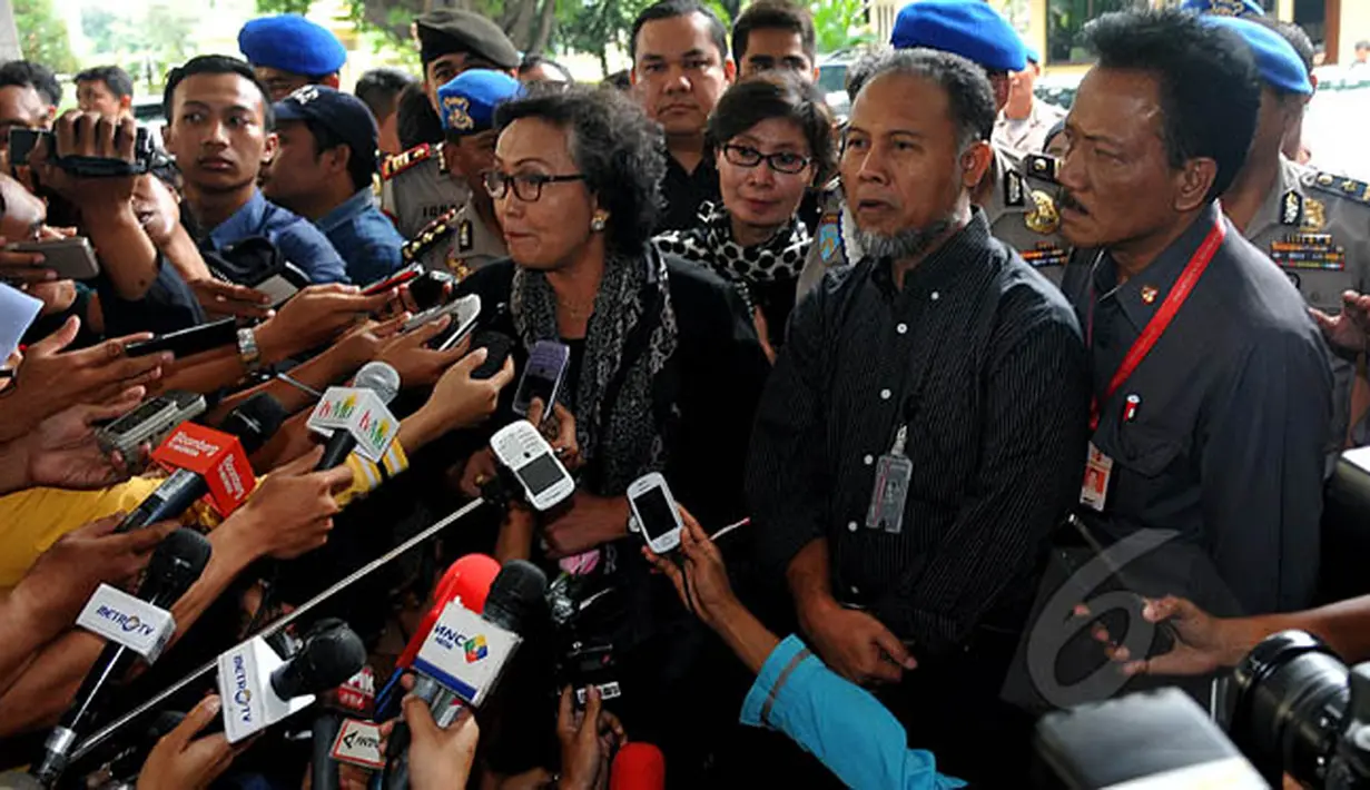 Bambang Widjojanto diperiksa penyidik Bareskrim sebagai tersangka kasus dugaan mengarahkan saksi memberi keterangan palsu dalam sengketa pemilihan kepala daerah Kabupaten Kotawaringin Barat di MK, Jakarta, Selasa (3/2). (Liputan6.com/Johan Tallo)