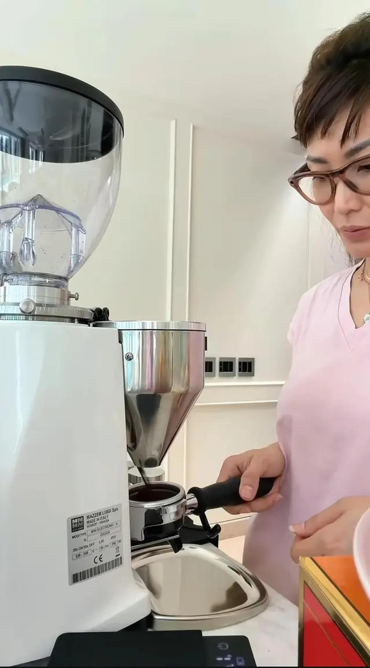6 Potret Dapur di Rumah Ayu Dewi, Nuansa Putihnya Bikin Betah