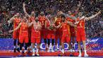 Timnas Basket Spanyol merayakan kemenangan di atas podium saat Piala Dunia Basket 2019 di Beijing, China, 15 September 2019. Pelatih Sergio Scariolo telah mengumumkan daftar pemain mereka untuk Piala Dunia Basket 2023 yang akan diselenggarakan di Indonesia, Jepang, dan Filipina. Tercatat, ada 5 pebasket NBA yang dipanggil untuk memperkuat sang juara bertahan di ajang tersebut. (AFP/Greg Baker)