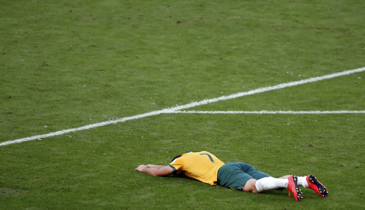 Penyerang Timnas Australia, Matthew Leckie, tergeletak di lapangan usai dipastikan gagal lolos ke fase 16 besar Piala Dunia 2014 setelah dikalahkan Belanda 2-3 di Stadion Beira Rio, Porto Alegre, Brasil, (18/6/2014). (REUTERS/Edgard Garrido)