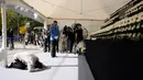 Seorang pelayat membungkuk untuk memberikan penghormatan bagi para korban tragedi Halloween Itaewon di altar peringatan bersama yang terletak dekat tempat kejadian di Seoul, Korea Selatan, Senin (31/10/2022). Tragedi Halloween Itaewon menewaskan lebih dari 150 orang dan menjadi bencana terburuk Korea Selatan dalam beberapa tahun. (AP Photo/Lee Jin-man)