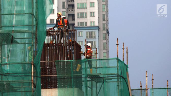 Pekerja menyelesaikan proyek pembangunan gedung dan jalan di Jakarta, Sabtu (10/11). Selain memberi sertifikasi, Kementerian PUPR juga memberi bimbingan teknis keahlian kepada 208 peserta. (Merdeka.com/Imam Buhori)