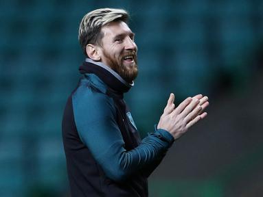 Bintang Barcelona, Lionel Messi, berlatih jelang laga Liga Champions melawan Celtic di Cetic Park, Skotlandia, Selasa (22/11/2016). Messi kembali membela Barca setelah pada pertandingan sebelumnya absen saat melawan Malaga. (Reuters/Lee Smith)