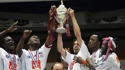 Guingamp&#039;s players hold their trophy after winning the French Cup final match Rennes versus Guingamp on May 9, 2009 at the Stade de France in Saint-Denis, outside Paris. AFP PHOTO FRANCK FIFE