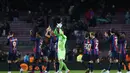 Para pemain Barcelona bertepuk tangan untuk suporter usai pertandingan melawan Real Sociedad pada pertandingan perempatfinal Copa del Rey di stadion Camp Nou, di Barcelona, Spanyol, Kamis (26/1/2023). Barcelona menang tipis atas Real Sociedad dengan skor 1-0. (AP Photo/Joan Monfort)