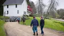 Mark Zuckerberg berbincang dengan salah satu keluarga Gant saat kunjungan ke Blanchardville, Wisconsin, AS. Peternakan ini sudah berdiri selama lima generasi. (Facebook/Mark Zuckerberg)