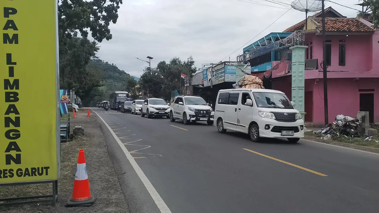 Penggunaan rekayasa lalu lintas CB one way hingga belasan kali di jalur Limbangan-Malangbong, Garut, sukses menekan kemacetan di jalur itu. (Liputan6.com/Jayadi Supriadin)