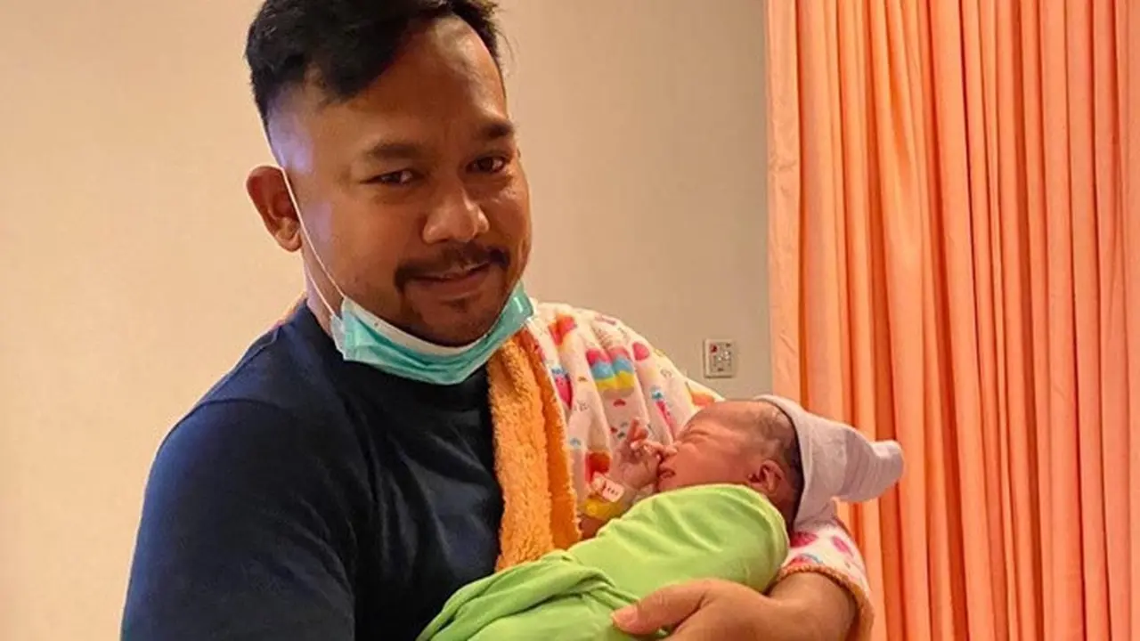 8 Tahun Menanti, Ini 5 Momen Haru Bedu Dikaruniai Anak Perempuan