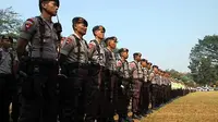 Pasukan Brimob mengikuti upacara gelar pasukan operasi ketupat lodaya 2011 di Lapangan Sempur, Kota Bogor, Jabar. (Antara).