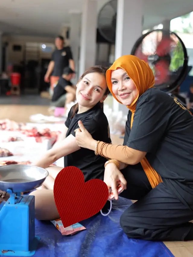 Ayu Ting Ting saat Jadi Panitia Kurban. [@ayutingting92]