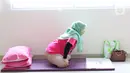 Seorang peserta kelas senam hamil mengikuti gerakan yang diberikan oleh instruktur di Rumah Sakit Ibu dan Anak Tambak, Jakarta, Sabtu (10/04/2021). Senam untuk ibu hamil mulai dilaksanakan secara offline setelah para petugas medis menerima vaksinasi Covid-19. (Liputan6.com/Herman Zakharia)