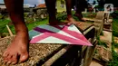 Layang-layang siap diterbangkan saat anak-anak bermain di Tanah Makam Cipinang Besar Utara, Jakarta, Selasa (14/1/2020). Pemprov DKI Jakarta berencana terus menambah Ruang Publik Terpadu Ramah Anak (RPTRA) di sejumlah wilayah. (merdeka.com/Imam Buhori)