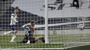 Spurs akhirnya sukses menjebol gawang Dean Henderson lewat sebuah kerja sama tim yang apik kemudian sukses dituntaskan Son menjadi gol. (Foto: AP/Pool/Adrian Dennis)