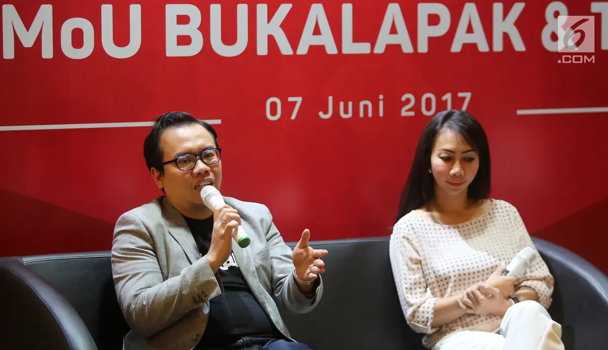Co-Founder dan CFO Bukalapak Muhammad Fajrin Rasyid dan Dirut TIKI Yulina Hastuti memberikan keterangan pers di Kantor Bukalapak, Jakarta, Rabu (7/6). Dua layanan untuk pelapak berupa promo diskon khusus dan fitur kode booking. (Liputan6.com/Angga Yuniar)