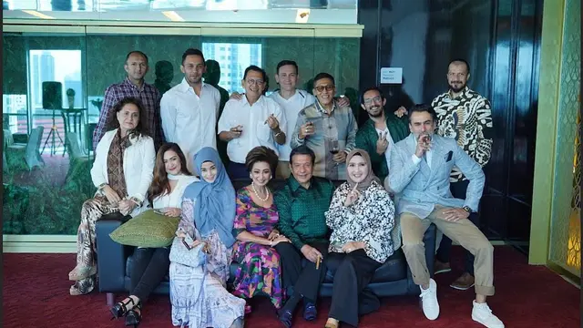 Nafa Urbach dan Jihan Fahira bersama produser dan pemain sinetron era 90-an (Foto: Instagram/@nafaurbach)