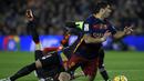 Striker Barcelona, Luis Suarez, terjatuh ditarik kiper Athletic Bilbao, Gorka Iraizoz. Berkat kemenangan itu Barca berhasil kembali ke posisi dua klasemen La Liga. (AFP/Lluis Gene)