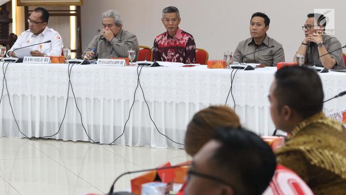 Komisioner KPU, Wahyu Setiawan (tengah) memimpin rapat bersama perwakilan parpol, Jakarta, Rabu (27/2). Rapat membahas jadwal kampanye dan rapat umum serta sosialisasi fasilitasi iklan kampanye Pemilu 2019 di media massa. (Liputan6.com/Helmi Fithriansyah)