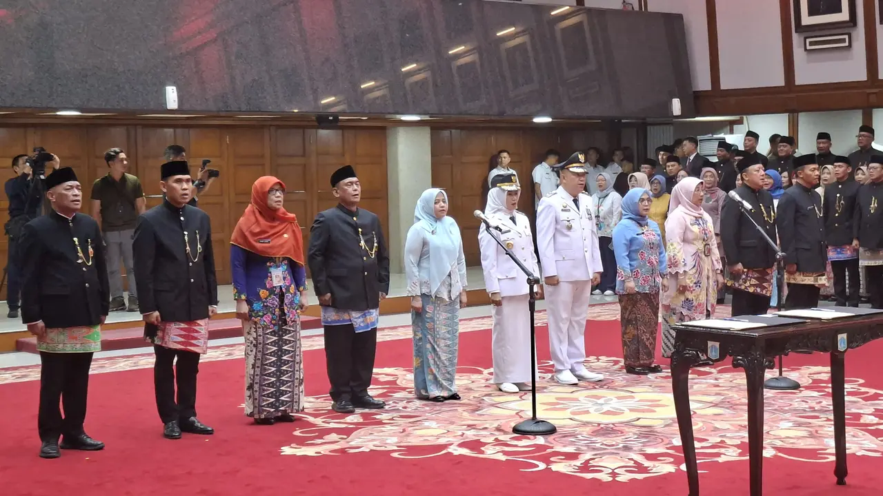 Pelantikan 11 pejabat Pimpinan Tinggi Pratama atau setara eselon II di lingkungan Pemerintah Provinsi (Pemprov) DKI Jakarta.