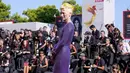 Tilda Swinton berpose untuk fotografer saat tiba untuk pemutaran film "The Eternal Daughter" selama Venice Film Festival 2022 ke-79 di di Lido di Venesia, Italia (6/9/2022). Tilda Swinton mengenakan kuncir berduri dalam gaya rambut yang menentang gravitasi, memperlihatkan akar pirang pemutih khasnya di bawah untaian kuning. (AP Photo/Domenico Stinellis)