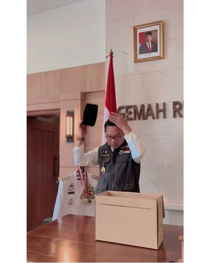 6 Potret Ridwan Kamil Kemasi Barang Pribadi di Rumah Dinas Gubernur, Penuh Haru