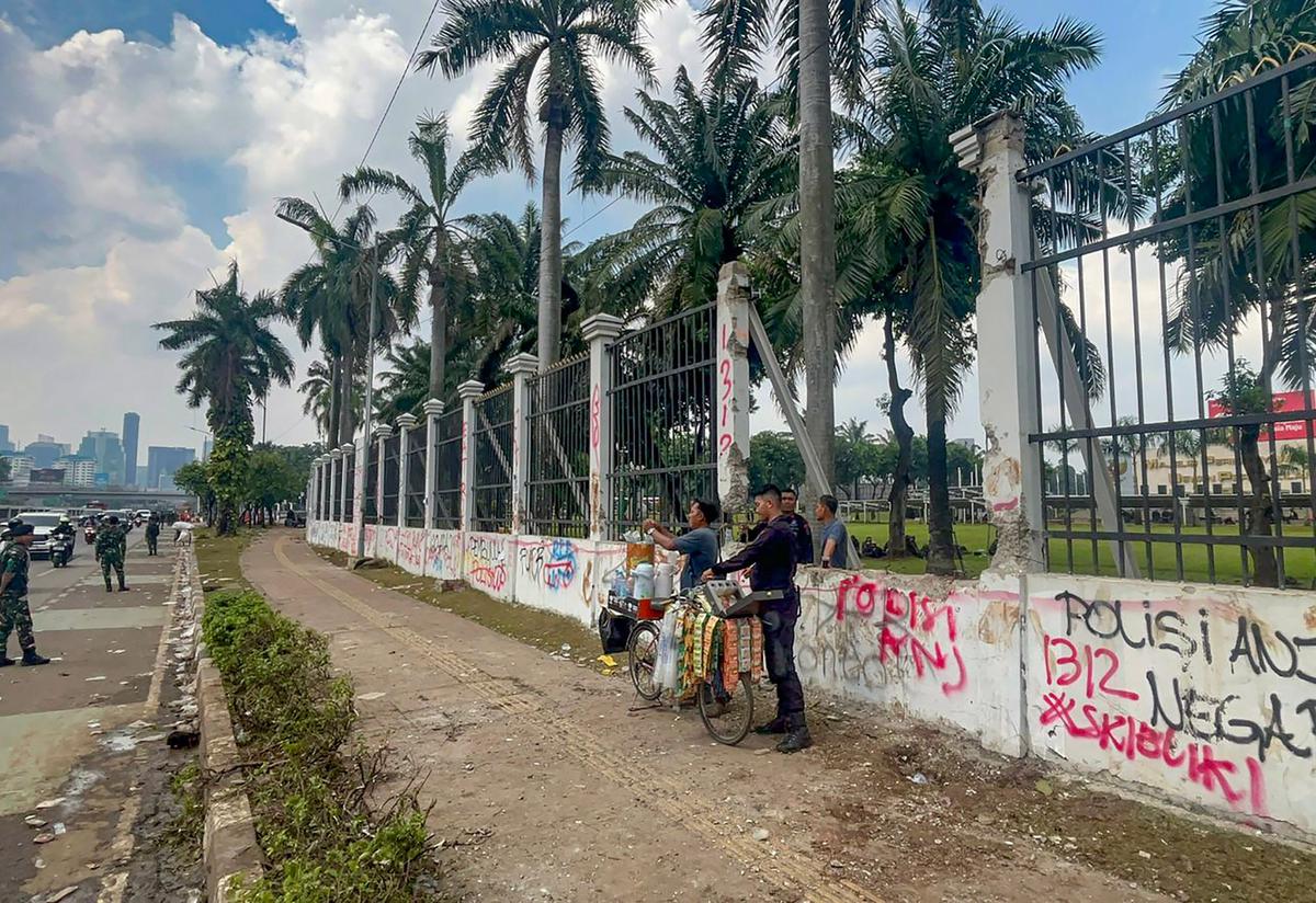 FOTO: Sisa Amuk Massa, Halte Hangus dan Pagar DPR Jebol