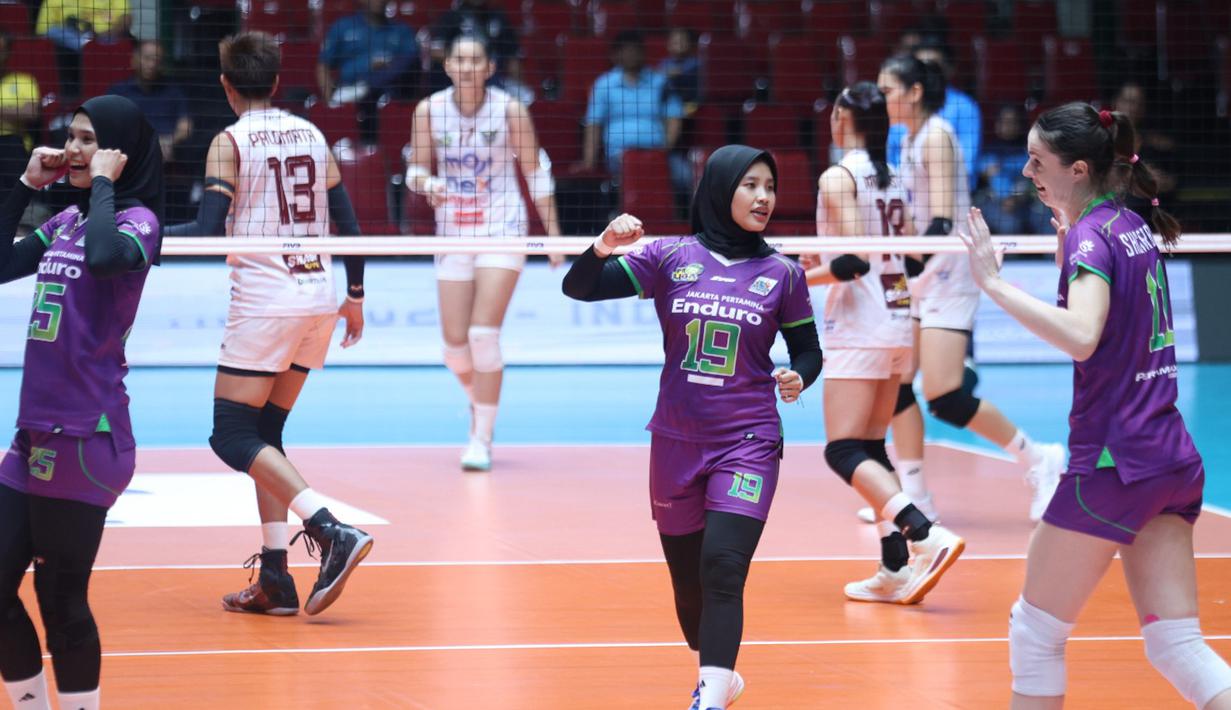 Pemain tim putri Jakarta Pertamina Enduro (JPE) merayakan kemenangan atas Medan Falcons di GOR Tri Dharma Gresik, Jumat (30/1/2026) malam. (Dok PBVSI)