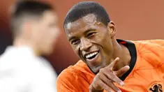 Pemain Belanda, Georginio Wijnaldum, melakukan selebrasi usai mencetak gol ke gawang Bosnia and Herzegovina pada laga UEFA Nations League di Johan Cruyff ArenA, Senin (16/11/2020). Belanda menang dengan skor 3-1. (John Thys/Pool via AP)