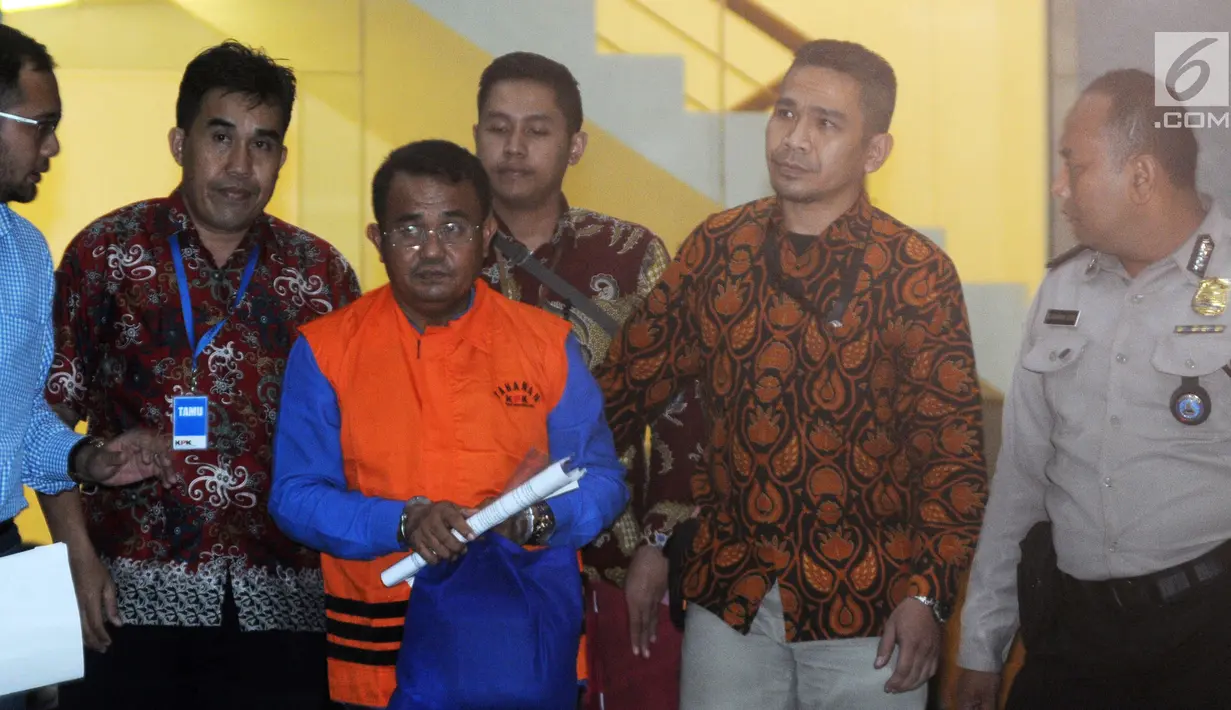 Bupati Bengkayang, Suryadman Gidot dikawal petugas usai menjalani pemeriksaan pasca OTT di Gedung KPK, Jakarta, Rabu (4/9/2019). Suryadman Gidot ditahan bersama Kepala Dinas PUPR, pengawal Bupati, staf honorer PU dan pihak swasta terkait dugaan suap proyek. (merdeka.com/Dwi Narwoko)