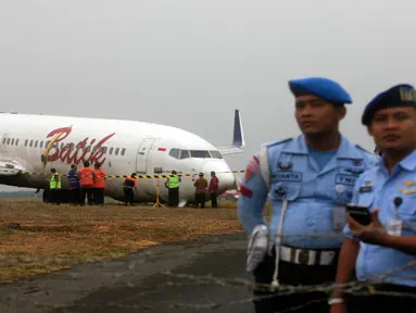  Petugas berjaga - jaga di lokasi tergelincirnya pesawat komersial batik Air di Bandara Adisucipto di Yogyakarta, Jumat (6/11/2015). Saat pendaratan pesawat,  kondisi cuaca sedang turun hujan. (Boy Harjanto)