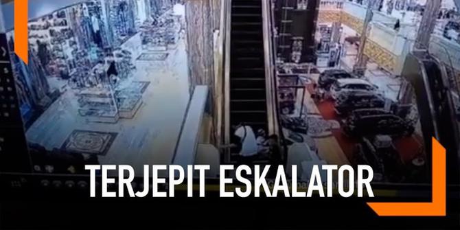 VIDEO: Detik-Detik Tangan Seorang Anak Terjepit Eskalator