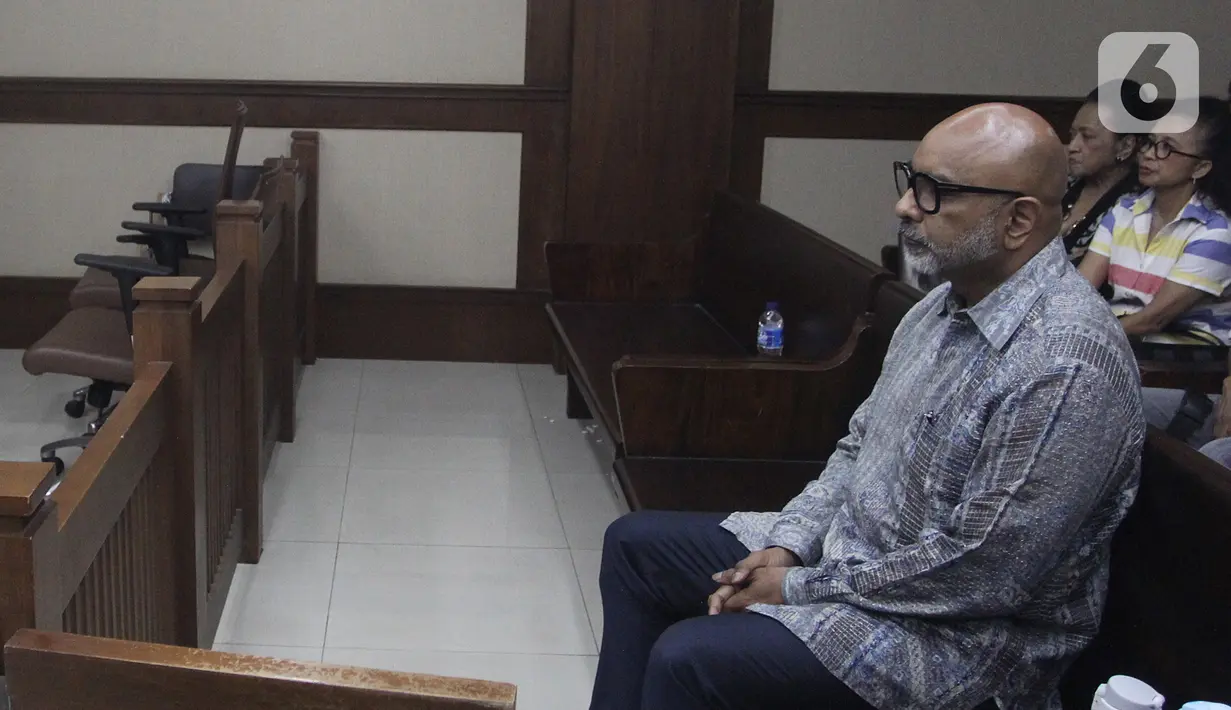 Terdakwa dugaan suap proyek pengadaan di lingkungan PT Krakatau Steel, Karunia Alexander Muskitta bersiap menjalani sidang vonis di Pengadilan Tipikor, Jakarta, Senin (11/11/2019). Alexander divonis dua tahun penjara dan denda Rp 50 juta subsider dua bulan kurungan. (Liputan6.com/Herman Zakharia)