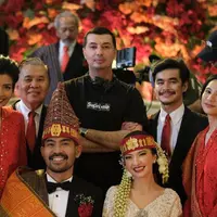Lihat di sini tampilan Robby Purba dan Raline Shah dalam balutan busana pengantin Batak saat menikah di film Catatan Harian Menantu Sinting. (@robbypurba).