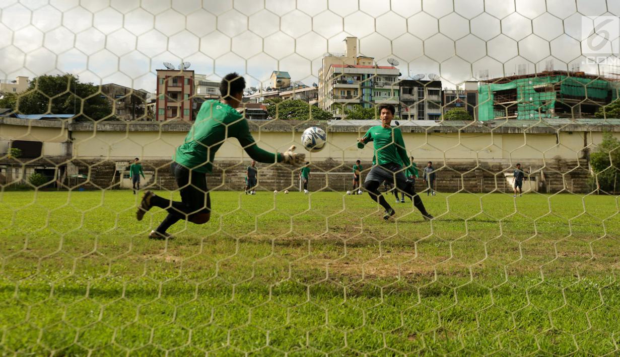 Kiper Timnas Indonesia U-19 saat melakukan sesi latihan di Stadion Padonmar, Yangon, Jumat (9/9). Dalam sesi latihan, skuad Garuda Nusantara digenjot untuk transisi pemain dan melepas tembakan jarak jauh. (Liputan6.com/Yoppy Renato)