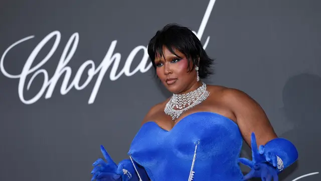 Penyanyi Lizzo mencuri perhatian dengan gaya red carpet yang unik saat tampil di ajang amfAR Gala Cannes 2026 pada 21 Mei 2026.