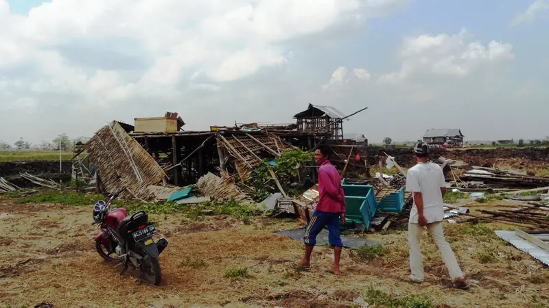 20151116-angin puting beliung-palembang-rumah rusak