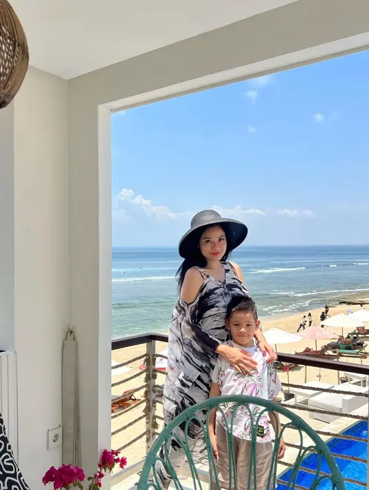 Kali ini, Titi Kamal bermain dengan palet warna netral. Ia mengenakan cut out sleeve dress nuansa monokrom dengan boater hat warna hitam. [@titi_kamall]